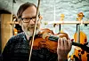KUNSTVERK: Mange kundar har gått skuffa heim etter å ha fått instrumentet sitt vurdert av eigar og dagleg leiar Christer Skog. Gamle strykeinstrument kan vere verd mykje pengar, som andre kunstverk som har stige i verdi.