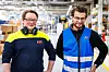 Klubbleder Kristoffer Stenbakk (til høyre) pleide også å jobbe i sluttkontrollen hos ABB. Han og Kjetil Nielsen anbefaler ungdom å satse på en jobb på anlegget i Skien.