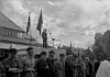 TALE: Nasjonal Samlings leder Vidkun Quisling beskyttes av hirden på et torgmøte. Bildet er tatt av amatørfotograf Mikkel Sveinhaug fra Ringsaker, trolig på Hamar, en gang mellom 1935 og 1939. Det var vanlig at anti-fascister forsøkte å hindre nazistene fra å holde sine møter.