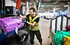 STERK: Selv om sjauerne i dag har mange hjelpemidler, må det fortsatt løftes. Det anbefales å trene, så man er i litt bedre form enn det jobben krever.
