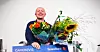 PRISVINNEREN: En glad Atle Berge mottok heder, blomster, penger og rosende ord på Litteraturhuset denne uka.