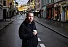 FORFATTERen: Jonas Bals i Markveien på Grünerløkka, utenfor huset der familien Sender bodde. Bals har kommet med første bind om motstandskampen mot fascismen i Norge.