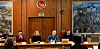 FØLGER MED: LO er spent på de endelige svarene på lønnsutviklingen i staten i 2023. LO-leder Peggy Hessen Følsvik (i midten) advarer mot at offentlig og privat sektor starter en lønnskamp for å få tak i folk.
