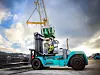 Gaffeltrucken er et av de viktigste arbeidsverktøyene i Sandnes havn og brukes daglig. Her løfter den stålplater fra Fredriksverk.
