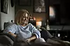 Elisabeth Andreassen hjemme i sofaen.