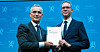 Skattekommisjonens leder Eigil Knutsen overrekker skattekommisjonens rapport til finansminister Jens Stoltenberg. Der står det lite om arveavgift.