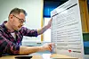 Trond Holden med arbeidsplanen for Frisk i Kjellmark. Den skal jevnlig evalueres og endres.
