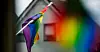 Pride-flagget på balkongen får henge i fred, men det hagen stjeles titt og ofte. Da henger paret bare opp et nytt.