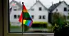Flere av naboene på Tiller i Trondheim henger også ut pride-flagget .
