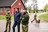 Staale Reiten besøker Forsvarets hundeskole på Hauerseter leir. Her står han sammen med datteren Eira (t.h.) og visekorporal Sabine Fjeld.