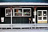 Fasaden på kafébygget. 13 personer mistet livet inne i denne bygningen 22. juli 2011, mens syv personer ble drept ved inngangspartiet og utenfor bygget.