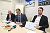 Vladas Stoncius jr (til høyre) under et pressemøte i 2019. Til venstre sitter Vladas Stoncius sr som grunnla Vlantana. I midten direktør Tomas Stonys i Vlantana UAB.