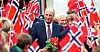 Kong Harald ble ofte møtt med blomster og flaggborg da han reiste rundt i Norge. Her fra et besøk i Vanse kirke i Farsund kommune i juni 1998.