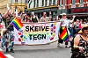 De vinker ikke til fotografen, men til publikum.