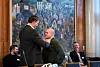 Stian Tveitan setter kunnskap høyt. Dette bildet er tatt i 2018, da han fikk LO-nålen etter å ha tatt LO-skolen. Nålen ble delt ut av daværende LO-leder Hans-Christian Gabrielsen, som døde i 2021.