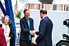 Kronprins Haakon Magnus hilser på kunstneren bak verket, Matias Faldbakken.