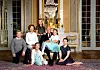 I anledning kongeparets 80-årsdager i 2017 ble kongefamilien fotografert i den hvite salong på Slottet i Oslo. Prins Sverre Magnus (t.v.), dronning Sonja, prinsesse Ingrid Alexandra, kong Harald, Leah Isadora Behn (sittende foran), Emma Tallulah Behn og Maud Angelica Behn.