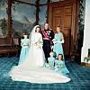 Kronprins Harald og dronning Sonja giftet seg 29. august 1968. Fotografert sammen med brudepiker i Fugleværelset på Slottet etter vielsen, Ian Henriksen (t.h.), Anita Henriksen, Lis Haraldsen og Ingeborg Lorentzen.