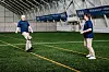 Odd Hartvik Høiskar (t.v.) jobber med å skaffe penger til fotballklubben. Det setter Tom Erik Lund pris på.