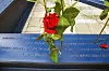 I stålbjelken under mosaikken er navnene og alderen på de 77 som ble drept gravert inn. Og det er hull med plass til en rød rose ved hvert navn.