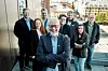 Fornøyd forhandlingsleder Yngve Hansen i NNN, foran delegasjonen (fra venstre) Jarle Wilhelmsen, Karoline R. L. Hansen, Endre Sekse, Ole Fredriksen, Roald Jensen, Tove Olsen og Bjarne Kristiansen.