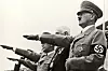 MOTSTYKKET: Adolf Hitler og hans stab hilser lagene som marsjerer inn til det offisielle OL i Berlin.