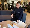 TIllitsvalgt Maren Andrea Andersen feirer tariffavtalen med kake på jobb.