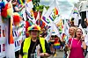 Nummer to fra høyre - ja, Høyres tidligere leder Erna Solberg som ser LOs Prideflåte passere.