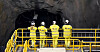 Ansatte ved Nordic Mining på Engebø i Vestland. Regjeringen har igjen gitt grønt lys til at arbeidet kan fortsette, selv om utslippstillatelsen er kjent ugyldig av Høyesterett.