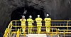 Ansatte ved Nordic Mining på Engebø i Vestland. Regjeringen har igjen gitt grønt lys til at arbeidet kan fortsette, selv om utslippstillatelsen er kjent ugyldig av Høyesterett.