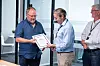 Petter Schive, som delte ut diplom, sier det er blant sjeldenhetene i disse dager å dele ut 50-års-diplomer i denne bransjen