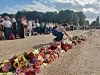 I flere dager har folk fylt Slottsplassen blomster og lys.