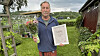 Verdal: Livard Austmo fra maskin har vært LO-medlem i 40 år. Det ble markert med nål, LOs diplom og blomster fra avdelingen. Det var Randi Nessemo fra LO Trøndelag som sto for overrekkelsen.
