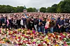 Sørgende strømmer til Slottsplassen med lys og blomster etter at det ble kjent at kong Harald døde fredag morgen.