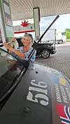 GOD SIKT: I løpet av 2200 kilometer må frontruta vaskes flere ganger, her er Berit Elvsås på jobb omtrent en time utenfor Kyiv.