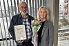 Svolvær i Lofoten: Geir Torheim fra asfalt og veivedlikehold er 40-årsjubilant. Han har fått nål, LOs diplom og blomster fra avdelingen, overrakt av distriktssekretær i avdeling 4, Ranja Leirvik.