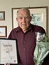 Svolvær i Lofoten: Distriktssekretær i avdeling 4, Ranja Leirvik, har vært hjemme hos 40-årsjubilanten Thorbjørn Myhre. Den tidligere vaktmesteren fikk nål, LOs diplom og blomster fra avdelingen.