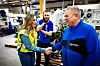 Organisasjonsarbeider i Fellesforbundets avdeling 65, Marit Kristin Hjellset hilser på den forrige klubblederen, Knut Kjærland. I bakgrunnen dagens klubbleder, Daniel Johnsen.
