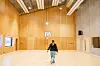 En vunnet kamp: – Vi måtte kjempe for å få gymsal her, forteller inspektør Sara Ellen Anne Eira. Tanken var at elevene skulle bruke idrettshallen lenger nede i veien. I dag er gymsalen og det tilhørende treningsrommet godt brukt av både lærere og elever. Det finnes ingen treningssentre i bygda, så dette er et fint og viktig tilskudd. På tirsdager samles lærere for å danse zumba.