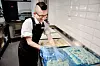 – Vi har fire oppgaver i løpet av en dag: Vi sjekker inn folk og tar imot bagasje. I loungen er det baking, steking, vasking og rydding, forteller Gard Schjelderup som jobber på terminalen til Hurtigruten.