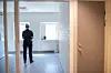 Fengselsbetjent Hanna tror det kan bli en utfordring at så unge mennesker kan låses inne 11 timer i døgnet. – Vi  må være forberedt på sterke reaksjoner, sier hun.