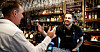 PÅ LAG: Psykolog Joel Forsbom (t.v.) og bartender Didric Biberg holder fortet på Pitcher's Mariatorget denne ettermiddagen.