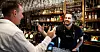 PÅ LAG: Psykolog Joel Forsbom (t.v.) og bartender Didric Biberg holder fortet på Pitcher's Mariatorget denne ettermiddagen.