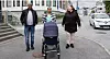 Isaias Indrias og Yorusalem Tewelde har måtte kjempe for jobb og inntekt etter kommunens nedbemanning. Her er de på vei fra et møte i kommunehuset sammen med hovedtillitsvalgt Randi O. Alvestad.