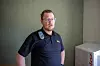 Fengselsleder Gabriel Wessmann i Rosersberg forteller at de grønne veggene inne på cellene skal ha en beroligende effekt.