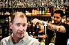 Psykolog Joel Forsbom mener bartendere som Didric gjerne er sosiale dyr, og har godt av å lære seg å sette grenser.