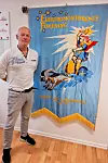 Jan-Ole Evensen er alltid kampklar. Fanen til foreningen viser Tor som svinger hammeren, der han kjører med bukkene.