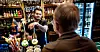 For mange er baren et andre hjem, mener bartender Didric Biberg.