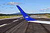 SAS-logo på flyets blå vingetipp over rullebanen ved Gardermoen.
