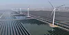 Vindturbiner ved et stort solkraftverk i Shandong-provinsen øst i Kina.